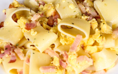 Calamari con huevo revuelto y bacon